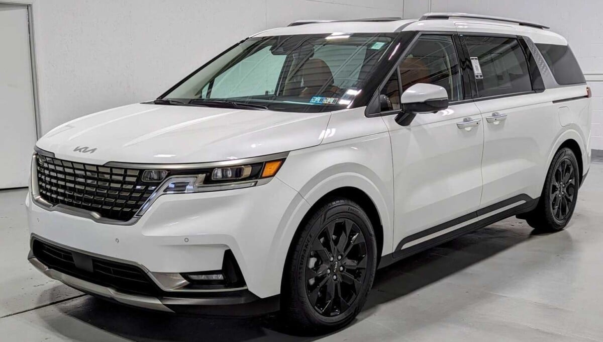 2025 White KIA Carnival SX Prestige SUV